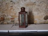 une petite lanterne posée sur une table