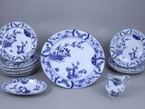 vaisselle en porcelaine bleue et blanche ornée de motifs floraux bleus et blancs
