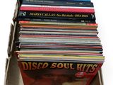 une boîte en carton remplie de disques vinyles et de CD divers