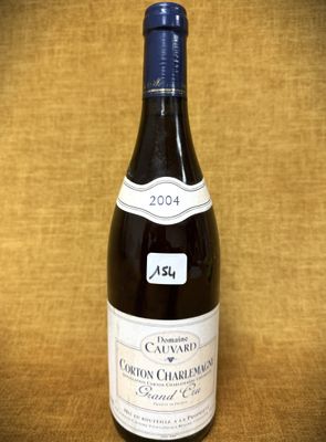 une bouteille de vin posée sur une table