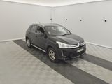 la voiture est garée dans le garage sur le sol en damier