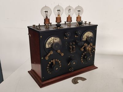 une machine à l'ancienne posée sur une table