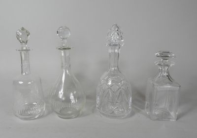Réunion de 4 carafes en cristal modèles différents.