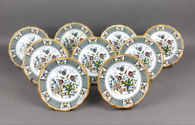 un ensemble de douze assiettes ornées de motifs floraux