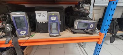 de nombreux téléphones portables exposés en rayon dans le magasin