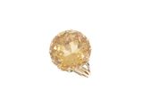 un gros plan d'une bague sertie d'un diamant jaune sur fond blanc