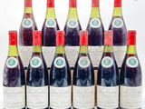 six bouteilles de vin sont alignées sur une table