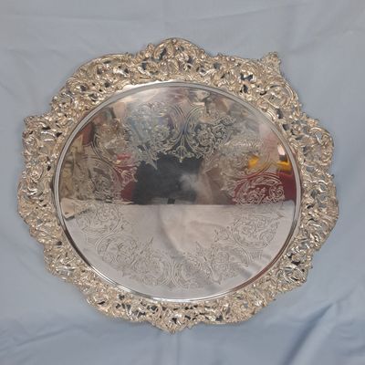 un plateau en argent orné d'un chat, posé sur une table