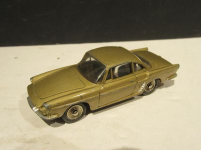 une voiture jouet posée sur une table