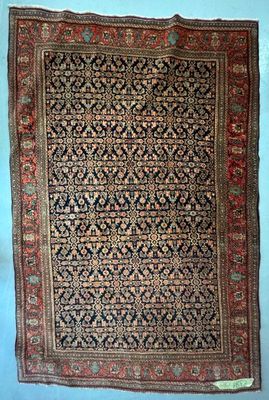 un vieux tapis accroché au mur d'une pièce bleue