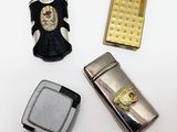 trois briquets et un étui à briquets posés sur une table