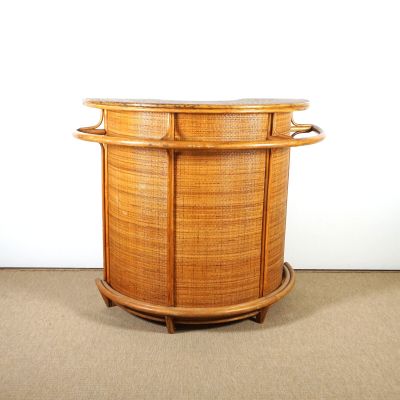 une table en bois avec un plateau en verre, posée sur un sol recouvert de moquette