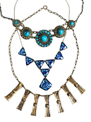 Ensemble comprenant 3 COLLIERS en métal, émaux et verre cabo…