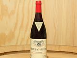 une bouteille de vin posée sur un tonneau