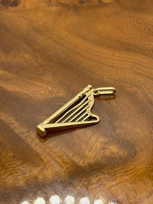 une broche en or posée sur une table en bois
