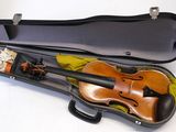 un violon dans un étui sur une surface blanche