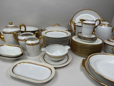 beaucoup d'assiettes et de bols blancs et dorés