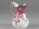 une image représentant un vase blanc et rose orné d'un motif floral