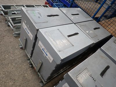 un grand nombre de cartons posés sur le sol