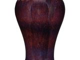 un vase marron bordé de bleu sur un fond blanc