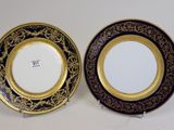 deux assiettes ornées de motifs dorés et noirs sur un fond blanc