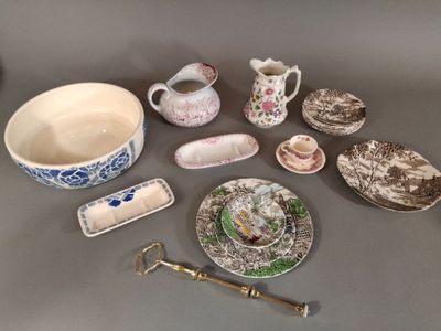 de nombreux types de plats et de tasses sur la table