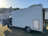 un camion blanc garé dans l'herbe