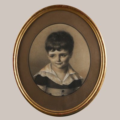 portrait d'un jeune garçon vêtu d'une chemise rayée, dans un cadre doré