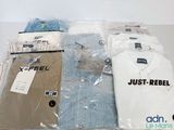 un grand nombre de t-shirts posés sur une table