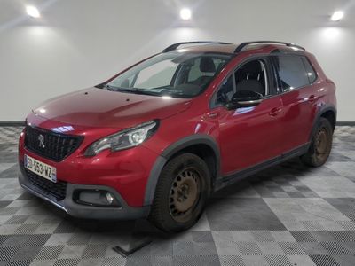 la voiture rouge est garée dans le garage sur un sol en damier