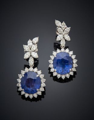 une paire de boucles d'oreilles en saphir et diamant