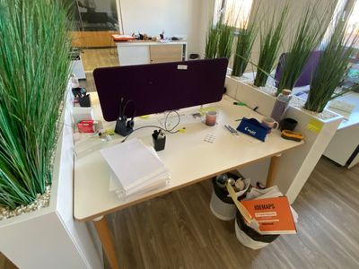 - 4 bench en stratifié blanc - 1 perroquet - 1 bureau avec m…