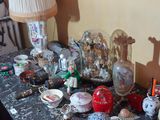 une table sur laquelle se trouvent de nombreux objets différents