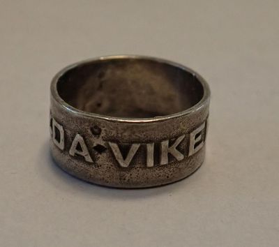 une bague en argent sur laquelle est gravé le mot « davike »