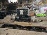 une petite pompe posée sur une palette en bois