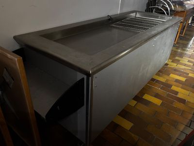 un évier en acier inoxydable au milieu d'une cuisine