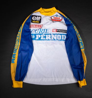 un gros plan sur une chemise blanche et bleue aux manches jaunes
