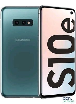un gros plan d'un Samsung S10e sur lequel figure le logo