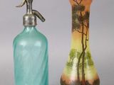 deux vases placés l'un à côté de l'autre sur une table