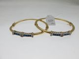 une paire de bracelets ornés de pierres bleues et de diamants