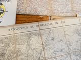 une carte et un livre posés sur une table