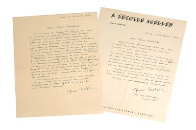 deux vieilles lettres sont posées l'une sur l'autre sur une surface blanche
