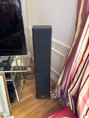 une photo d'un système home cinéma dans un salon