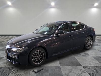La BMW M5 berline est garée sur un sol à damier.