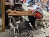 une chaise qui se trouve devant un miroir