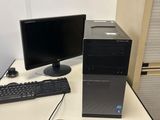 un ordinateur de bureau posé sur une table avec un clavier et une souris