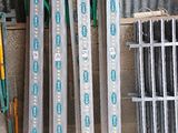 de nombreux types différents de barres d'acier empilées les unes sur les autres