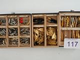 une boîte en bois contenant de nombreux types de vis différents