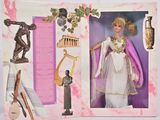 une photo d'une poupée Barbie dans une boîte sur laquelle figure la photo d'une femme