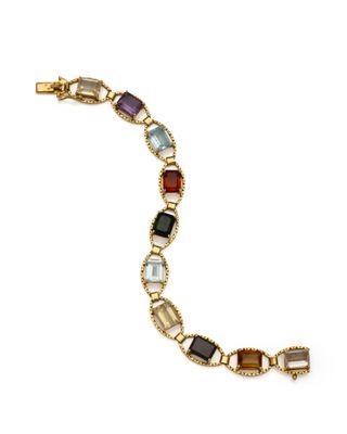 un bracelet en or avec des pierres multicolores sur fond blanc
